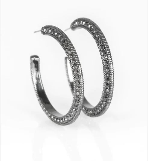 Dazzling Diamond-nair Black Hoop Earring